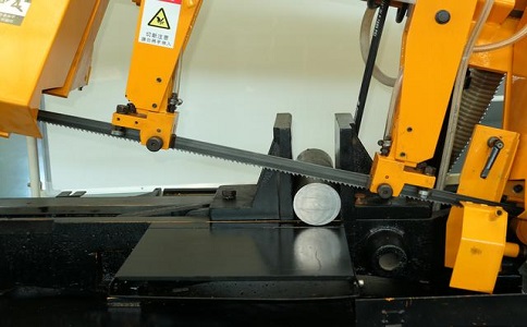 中江数控带锯床自动送料精度会出现偏差吗？